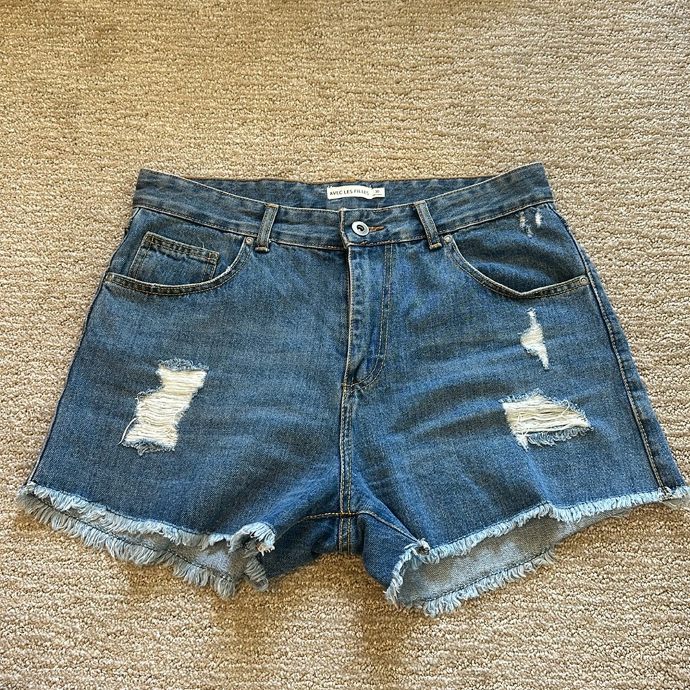 EUC. Avec Les filles cutoff denim shorts.
